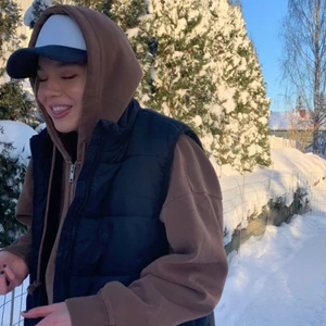 Brun kofta med dragkedja  - (Lånad bild) Säljer en trendig brun kofta i nyskick!! Den är i storlek M, oversize. Säljer för 150kr, Skriv privat för egna bilder eller frågor!