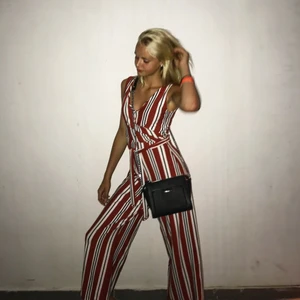 Radig byxdress - Säljer min snygga byxdress från berhska. Använd fåtal gånger! Säljer pga att den aldrig kommer till användning. På bilden från i somras var jag 168! Passar både XS och S. Frakt ingår i priset🥰🥰