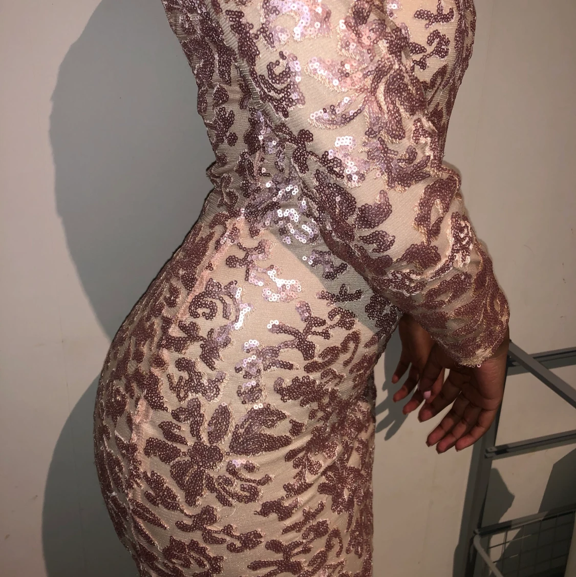 Rosa festklänning med mönster - 90