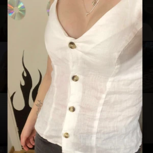 Vit Topp - Säljer min vita topp i linnestyg då den har blivit för liten, jag på bilden har strö s men skulle gissa att den sitter bättre på en med xs