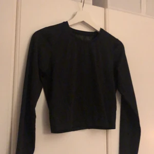 Soc- långärmad tröja - Långärmad träningströja, vanligt tränings-material. Använd 2-3 gånger tills den blev för liten. Strl S 🌈 nypris 249 kr, säljer för 100 kr men det går att diskutera 🥰 Skickar eller finns i uppsala :) 
