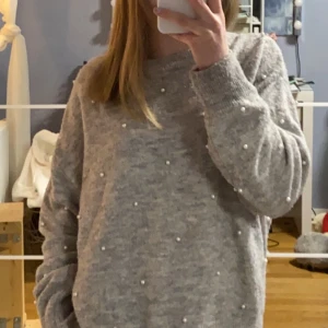 Stickad tröja - Stickad tröja från H&M i bra skick. Sitter lite oversized och är allmänt mysig💗💗 