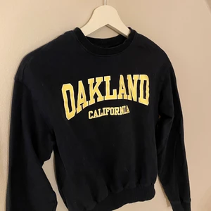 Blå tröja med tryck  - Säljer denna blåa tröjan från HM för att den är lite för liten för mig. Den är knappt använd 💕💕 köparen står för frakten! 