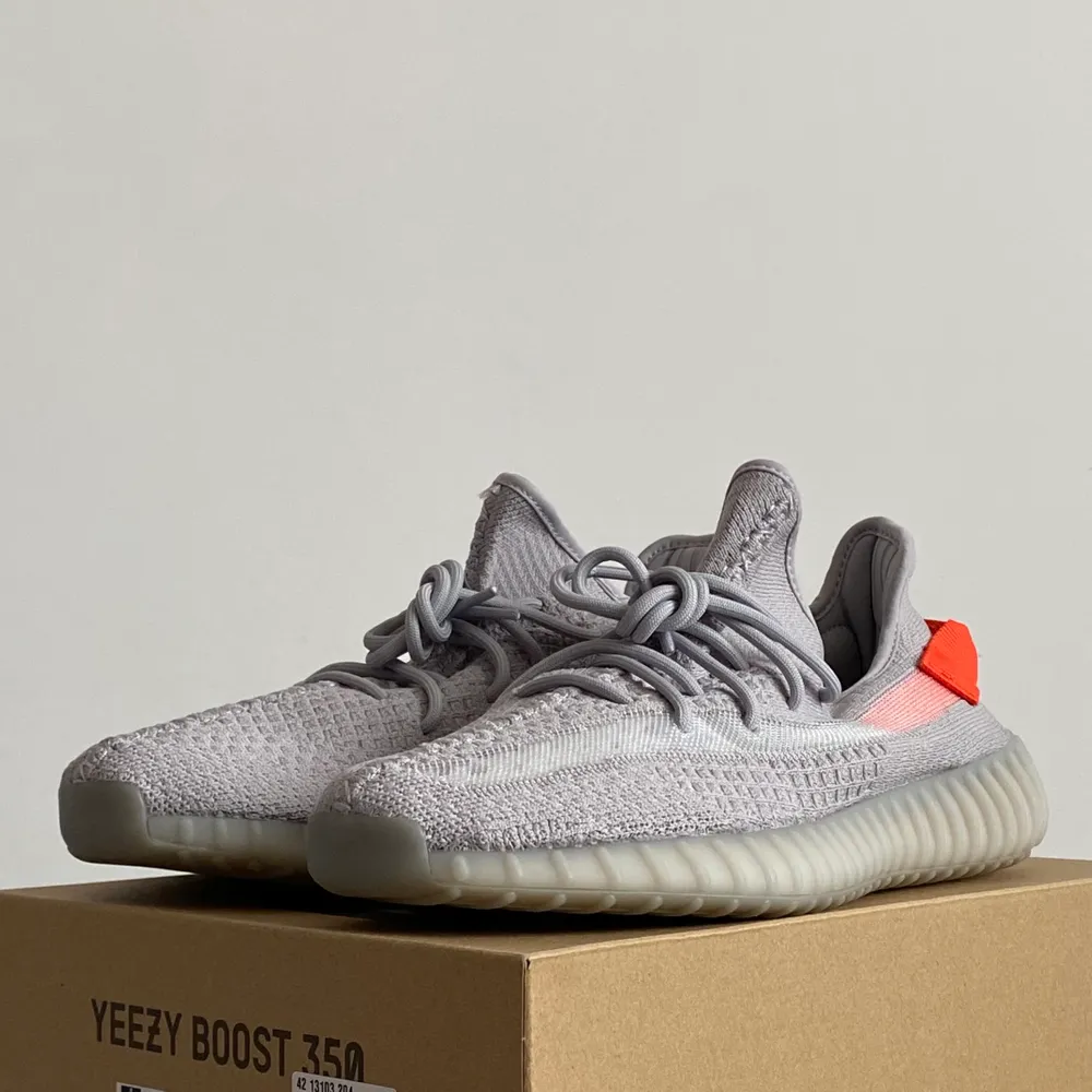 Adidas Yeezy Boost 350 V2 Tail Light. Brand new. Size US 11.5/ EU 45.5. 3999kr. Meet-up in Stockholm available. No trade/exchange.. Skor.