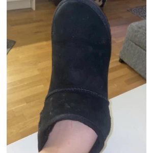 Svarta uggs  - Superfina svarta uggs väldigt sparsamt använda, strl 37. Köpta nya för 2000kr 