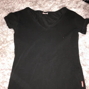 V ringad tshirt  - Svart vringad tshirt 