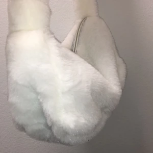 Vit fluffig väska - Vit fluffig väska som ej kommer till användning därför är det i ny och bra skick! Kan mötas eller fraktar🤍