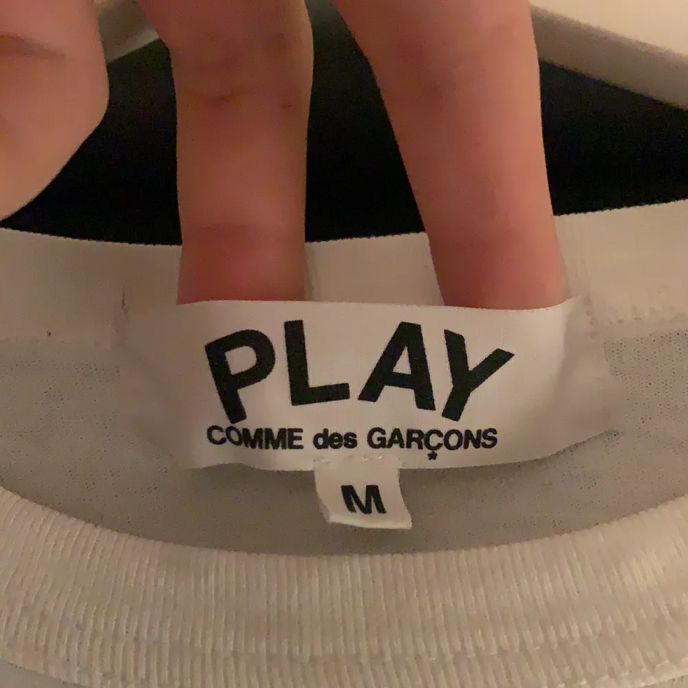 Säljer min jättefina Comme des garçons t-Shirt i storlek M (passar på en S skulle jag nog säga) säljer då den inte kommer till användning tyvärr. 🥰🤩 (köpare står för frakt)💖💖(finns ett litet litet hål i tröjan men det är inte så synligt) . T-shirts.