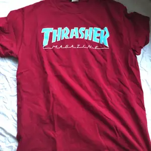 Röd/lila thrasher T-shirt med blå text storlek M