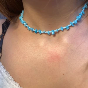 Blått halsband  - Säljer detta fina blåa halsband! 50kr inkl frakt. 