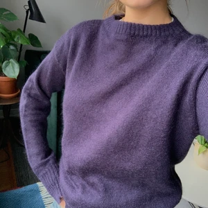 WHYRED mohair tröja  - En knappt använd tröja av mohair blandning från WHYRED. Superfin marinblålila färg i en oversized storlek. Det är storlek M men sitter perfekt oversized på mig som brukar ha S i stickade tröjor. Hör av er vid frågor:) 