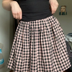 Rosa och svartrutig kjol - Aldrig använd kjol från Monki i storlek 38! Rutig med svart och ljusrosa färger💓✨