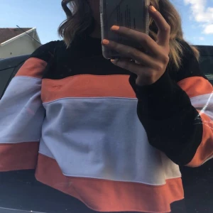 Sweatshirt - Sweatshirt från carlings i fina färger. Bra kvalite! Oversized på mig som är storlek s. Skriv för fler bilder.