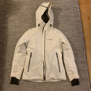 Everest skidjacka  - Mycket bra skick, använd 1 gång! Storlek 36. Fodrad skidjacka. Säljs pågrund av att jag växt ut den. Nypris 2000kr. 