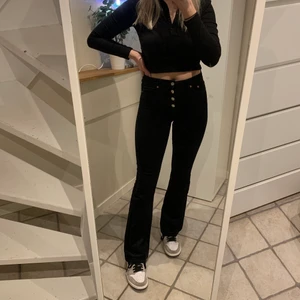 Manchesterbyxor  - Svarta bootcut manchesterbyxor i strl 34. Passar mig som är 167cm lång. Skulle säga att dem passar s-m eftersom dem är stretchiga. Fint skick!