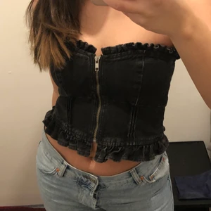 Jeans topp - Intressekoll på min jeans topp lik den som såldes på weekday förut. Helt oanvänd med lappar kvar. Storlek 38 men skulle säga att den är mer som 36. Svara ej på skambud.