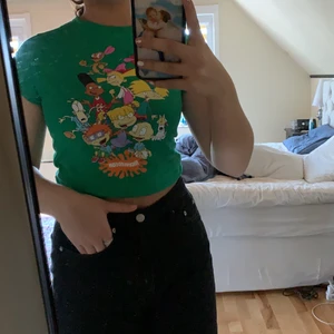 Mörkgrön nickelodeon t shirt - Strl S men skulle nog säga att den är mer åt xs hållet, korta ärmar, använt kanske 1 gång sen blev den för liten. Perfekt att croppa, köparen betalar för frakt.