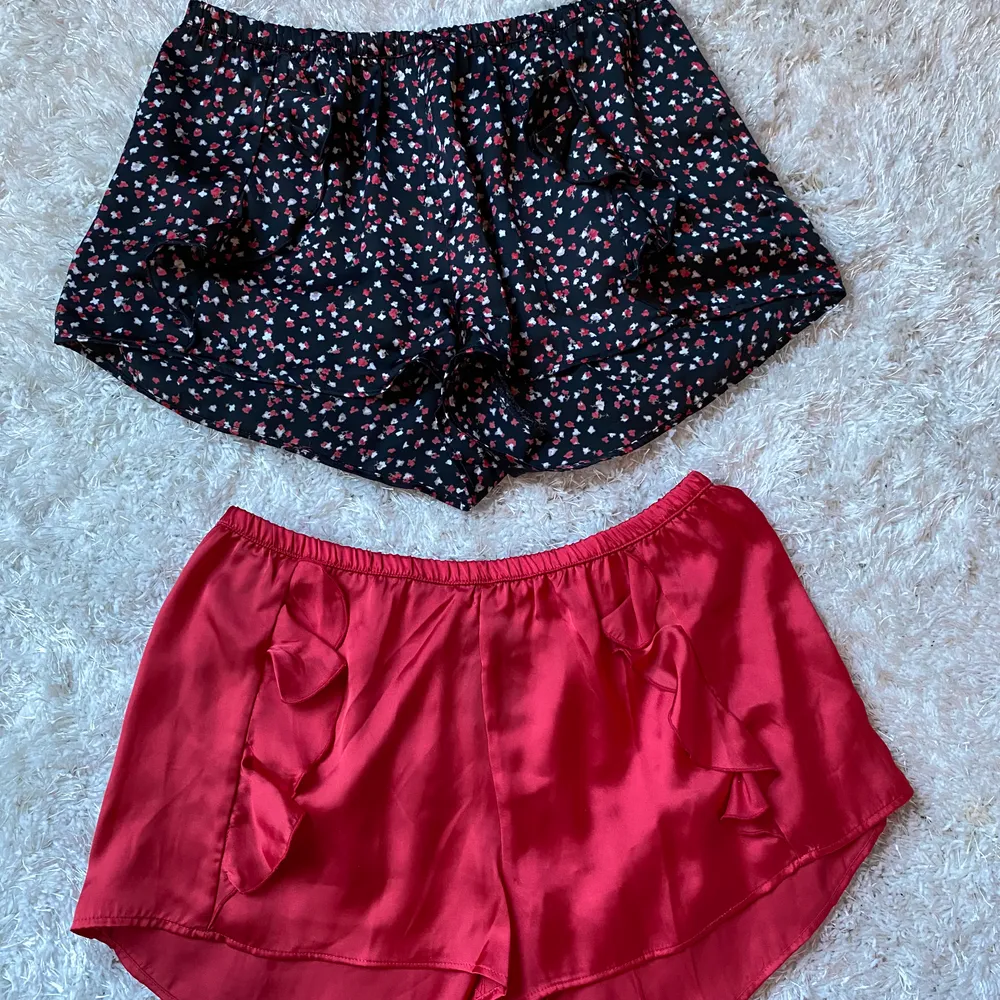 Två stycken pyjamasshorts i silkesmaterial. Strl.S Båda för 50 kr!. Shorts.