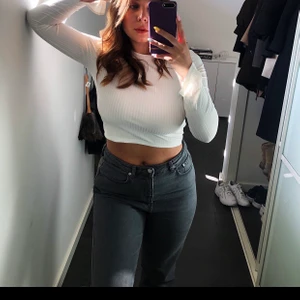 Weekday Jeans 31/32 - Säljer nu mina fina weekday jeans för 200kr +frakt (nypris 500) då jag inte använder tyvärr. Använda Max 4 gånger 💓