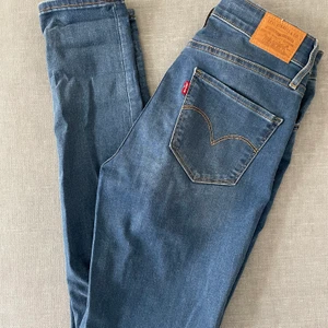 Levis jeans W28 L32 - Blåa tighta högmidjade Levis jeans i storlek W28L32. Använd ett fåtal gånger. 