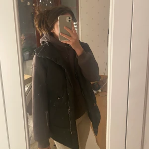 Svart väst  - Supersnygg slutsåld svart väst i storlek 38, men skulle säga att den även passar 36! Är i nyskick, endast provad! Skriv gärna privat om du vill ha fler bilder 💞