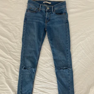 Skinnyjeans med hål i knäna - Säljer mina ”skinny jeans” med hål i båda knäna. Dem är inte använda många gånger, därför i bra skick! 💙💙 