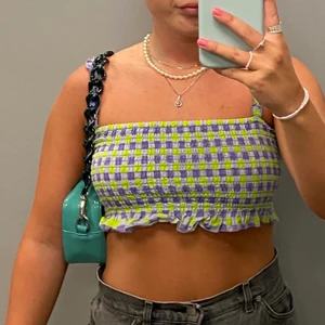 Blå axelväska - En väldigt söt färgklick! Från Hvisk och använd ett fåtal gånger men 💙💙 Har dock små svarta streck som visas på tredje bilden! Men syns bara om man kollar noga.