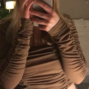Brun topp - Otroligt fin brun topp med prislapp kvar (endast testad)!! Materialet är jätteskönt och liknar A-dsgn’s bruna topp!🥵🤌🏼🤌🏼 Buda från 70kr i kommentarerna! (Nypris är 279kr och jag står ej för frakt)💖💖