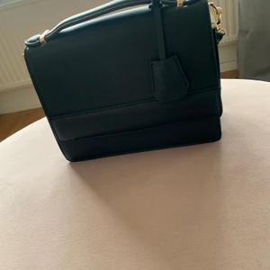Väska - Väskan är inköpt i London, är andvänt. Men fortfarande i fint skick.
