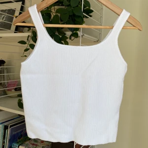 vit topp - sååå söt topp i ett stretchigt material, skulle säga att den passar en S-L🤎