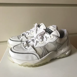 Arigato skor - Snygga Axel Arigato catfish Lo sneakers i storlek 42-43. De är bekväma och har även en inbygd liten ficka i ”flärpen” (se bild 3). 600kr inklusive frakt eller högstbjudande 👟👟