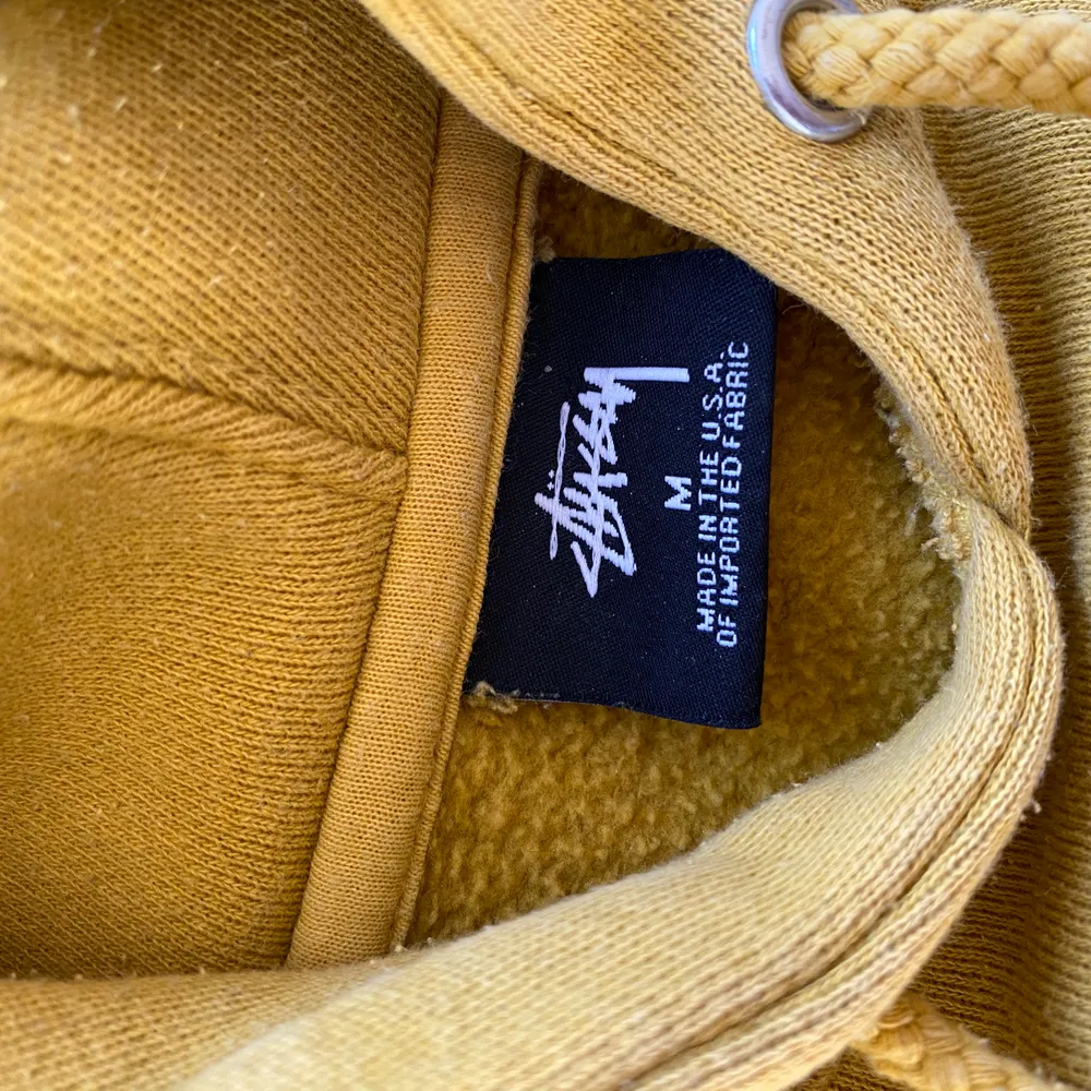 Stüssy hoodie i senapsgul | strl M | litet tryck på bröstet och stort tryck på ryggen i ljusare gul | nypris 999kr | vid snabb affär 700kr | frakt tillkommer. Tröjor & Koftor.