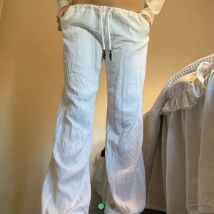 Vita low-waist byxor  - Jättefina vita tygbyxor💕 köpte här på Plick men säljer pga att de var för små. Skulle säga att det passar någon som är upp till ca 1,70. Kan mötas i Stockholm eller skicka, köparen betalar frakt💕
