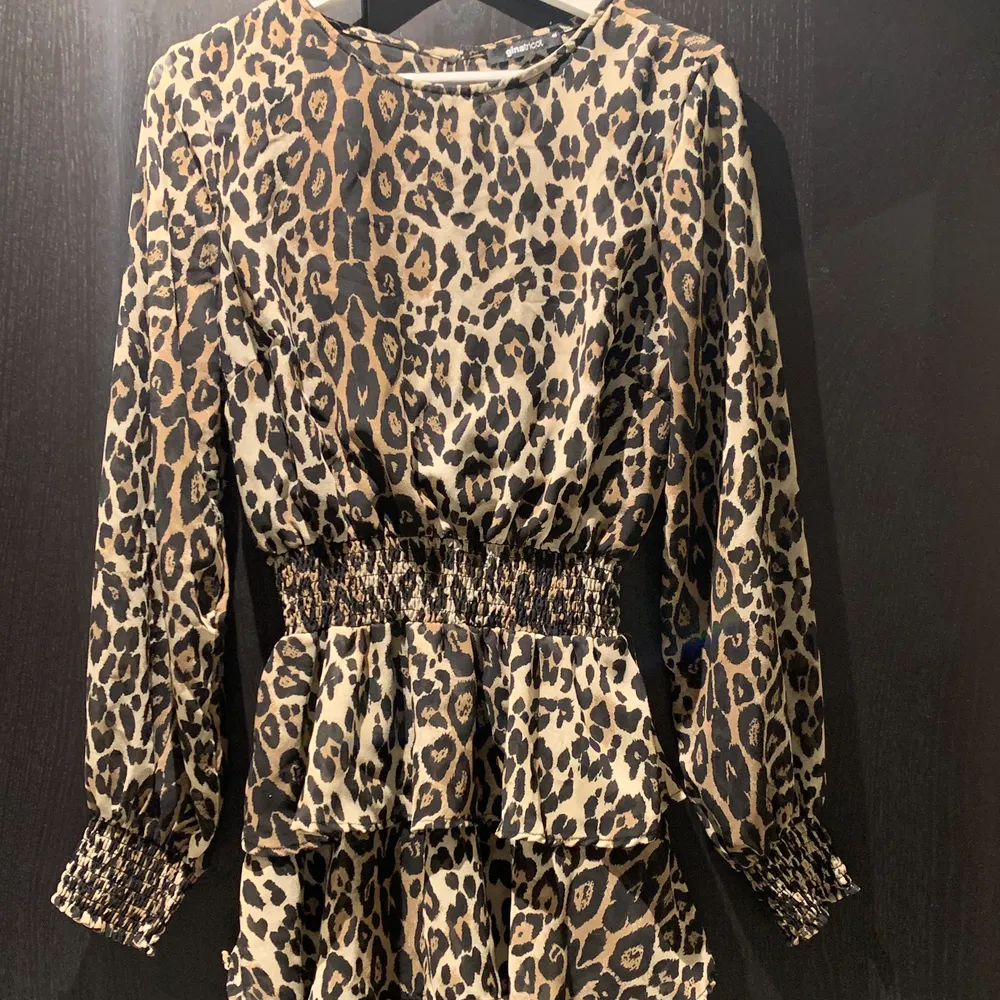 En klänning med leopardmönster, superfin men kommer inte till användning längre, säljer för 90kr + frakt . Klänningar.
