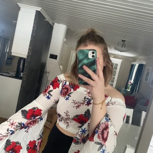 Blommig off shoulder blus  - Blommig off shoulder blus från SHEIN. Aldrig använd 