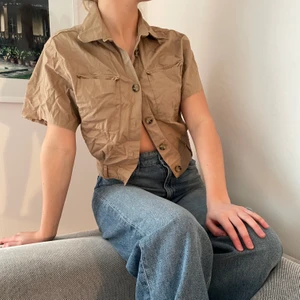 Avklippt beige skjorta💕 - Schysst Avklippt beige skjorta från hm!🤍.               Storlek: 36 Pris : 50kr, Skriv buden till mig privat eller kommentera på bilden!  Köpare står för frakten (Du bestämmer vilket paket så länge det uppfyller vikt och storleks kraven) Kan även mötas upp mellan Varberg & Göteborg 