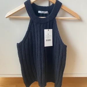 Stickad top - snyggt stickat linne💫 fett najs, helt oanvänd med prislappen på🤓 aldrig kommit till användning så helt oanvänd. Str M.