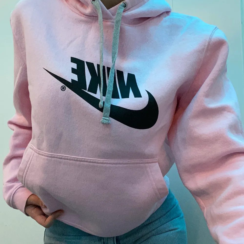 Säljer min rosa unisex Nike hoodie, ett väldigt fint och trendigt plagg! Liten fläck (tredje bilden) men den syns inte alls! Skriv om intresserade 💗 Buda gärna i kommentarerna eller dm. Hoodies.