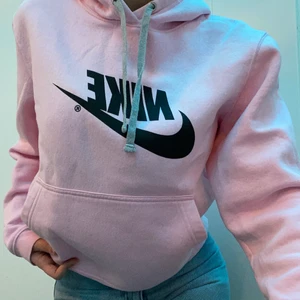 Nike Hoodie - Säljer min rosa unisex Nike hoodie, ett väldigt fint och trendigt plagg! Liten fläck (tredje bilden) men den syns inte alls! Skriv om intresserade 💗 Buda gärna i kommentarerna eller dm
