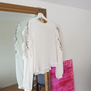Zara blus  - Fin blus från Zara, endast använd ett fåtal gånger. Tunt tyg med spets detaljer på armarna och knappar i ryggen