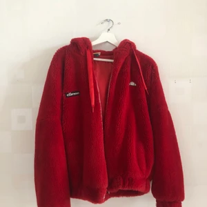 Päls jacka - Ellesse jacka. Väldigt bra skick, bara använd 1 vinter. Nypris 1499:-