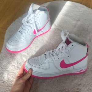 Höga Nike air strl 37.5  - Säljer dessa underbaraa nike air force1 med rosa detaljer.🌸 Använd fååtal gånger!! Säljer pga att de är lite för små :’( Storlek 37.5. Buda i kommentarerna från 700 kr🥰  (De är limited edition och slutsålda, nypris 1399) 