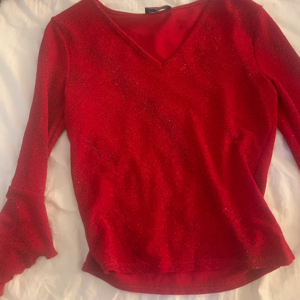 En jättesöt röd glittrig tröja som jag har köpt secondhand och använt endast en gång så den är i bra skick. :) Köparen betalar för frakt!. Skjortor.