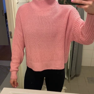 Stickad tröja - Stickad tröja från HM. Väldigt skön då den är rätt tunn och faller fint på kroppen. Fin färg nu till våren också. Väldigt härlig krage också. Storlek L men skulle säga att den är mer en M i storlek