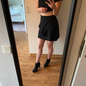 Pennkjol Zara strl S - Svart kjol från Zara Basic, volang på framsidan🖤