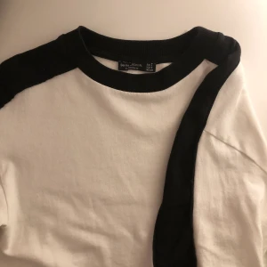 3/4-ärmad tröja - Säljer denna stilrena, snygga tröja med 3/4-ärm! Skriv för frågor eller fler bilder 💕💕💓💓💕