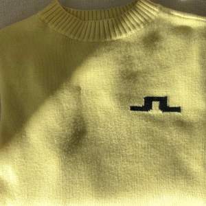 En otroligt fin tröja i en pastell gul nyans från J Lindberg. Materialet är Beckert-Wool CoolMax vilket betyder att den är varm men är också väldigt luftig vilket gör att den passar perfekt i ett svenskt klimat.   Den är i storlek M och har varit mycket sparsamt använd. Nypris var 1200kr. Kan mötas upp inom Stockholms området men frakt finns också.