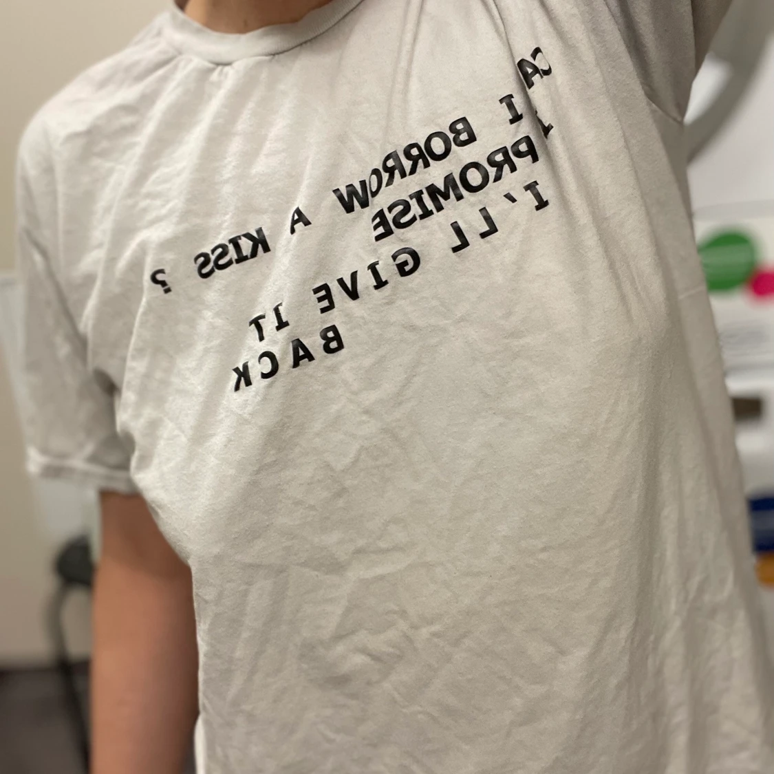 vit T-shirt med text 