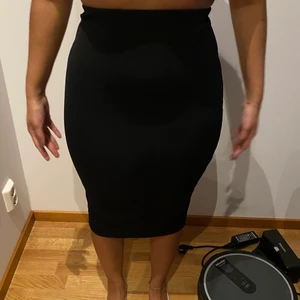 Svart tight kjol med dragkedja baktill.  - Svart tight kjol med dragkedja baktill. En favorit hos mig! Storlek 8 som kan översättas till S/M. 