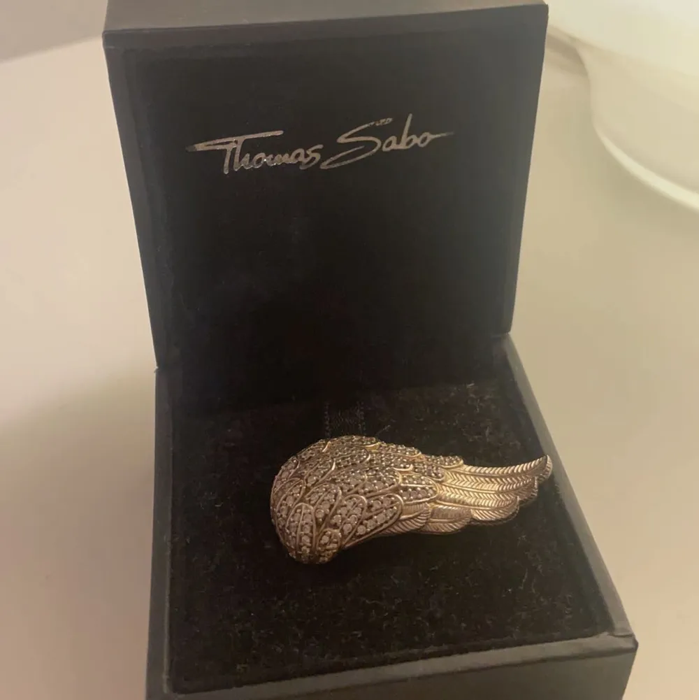 Säljer denna extremt fina ringen från thomas sabo då jag ej använder den och den är helt slut såld överallt! Nypris 2500kr  🧚🏼💗⭐️. Accessoarer.